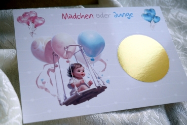 Eine stilvolle Rubbelkarte in Postkartengröße (A6) mit einem goldenen Rubbelsticker, verziert mit süßem Design und der Aufschrift 